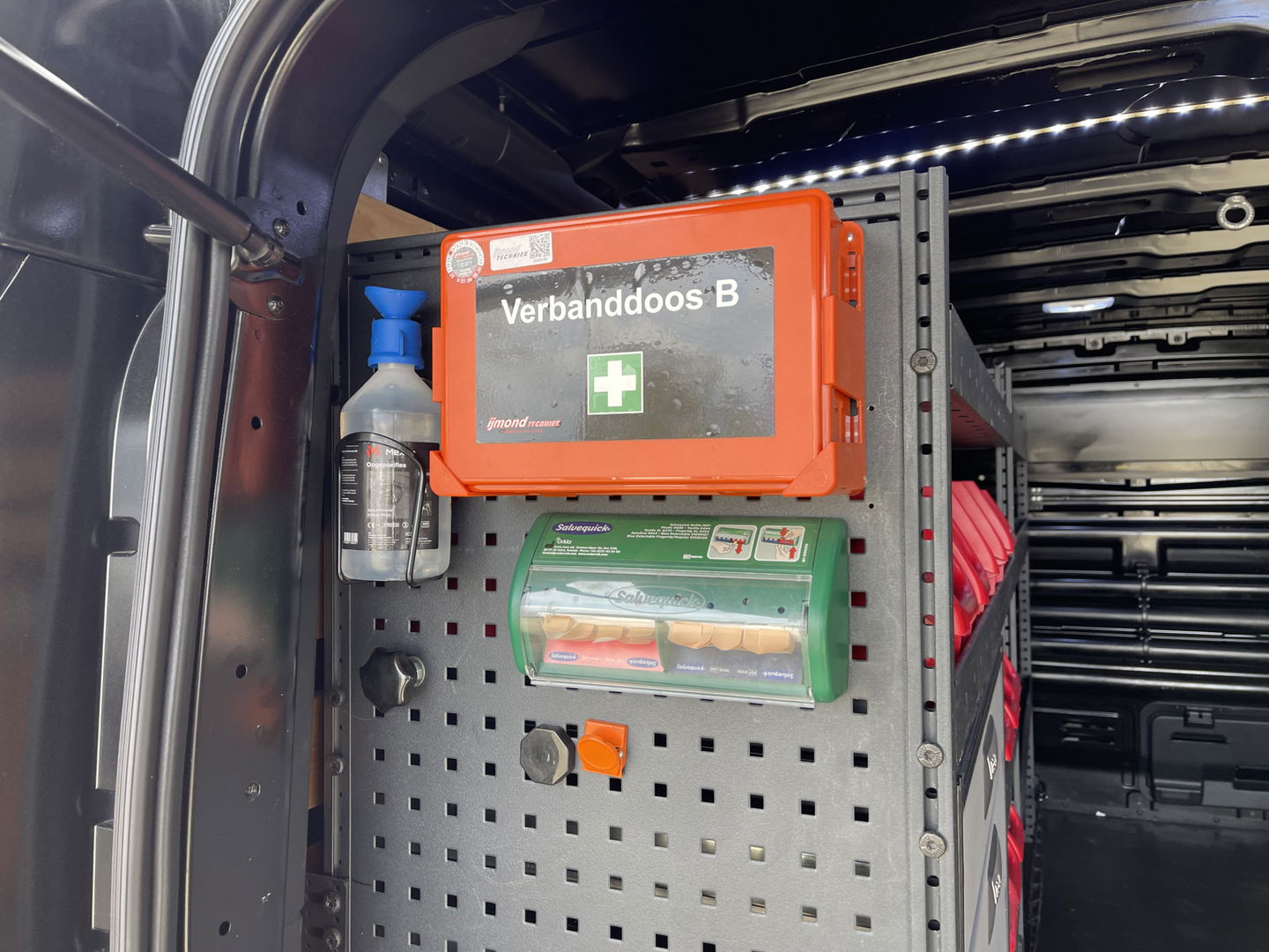 Renault Trafic 2.0 dCi 120pk T29 L2H1 Work Edition / ingerichte laadruimte ! / euro 6 / bpm vrij / vaste prijs rijklaar € 17.950 ex btw / lease vanaf € 302 / camera / trekhaak / airco / cruise