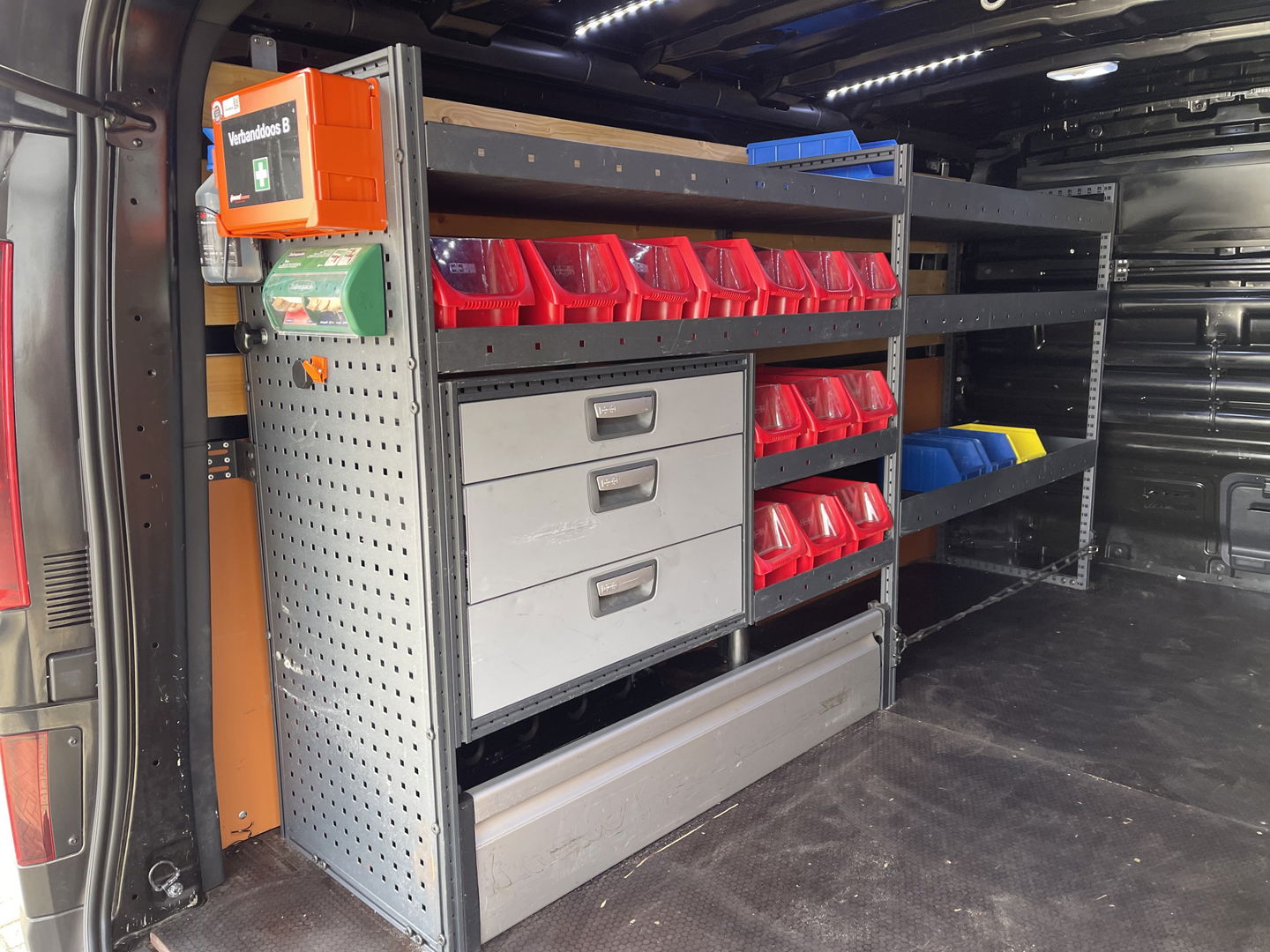 Renault Trafic 2.0 dCi 120pk T29 L2H1 Work Edition / ingerichte laadruimte ! / euro 6 / bpm vrij / vaste prijs rijklaar € 17.950 ex btw / lease vanaf € 302 / camera / trekhaak / airco / cruise