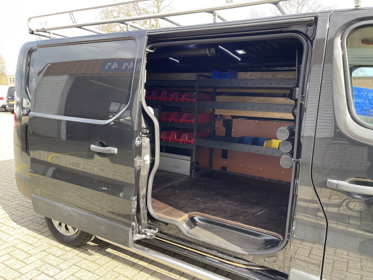 Renault Trafic 2.0 dCi 120pk T29 L2H1 Work Edition / ingerichte laadruimte ! / euro 6 / bpm vrij / vaste prijs rijklaar € 17.950 ex btw / lease vanaf € 302 / camera / trekhaak / airco / cruise