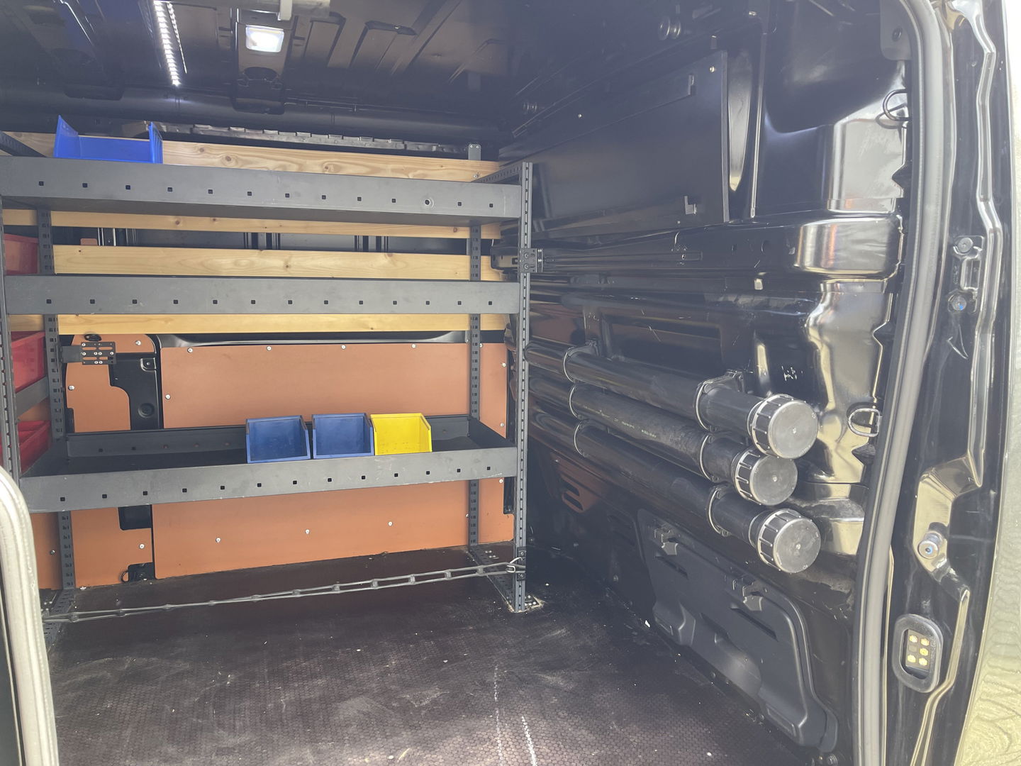 Renault Trafic 2.0 dCi 120pk T29 L2H1 Work Edition / ingerichte laadruimte ! / euro 6 / bpm vrij / vaste prijs rijklaar € 17.950 ex btw / lease vanaf € 302 / camera / trekhaak / airco / cruise