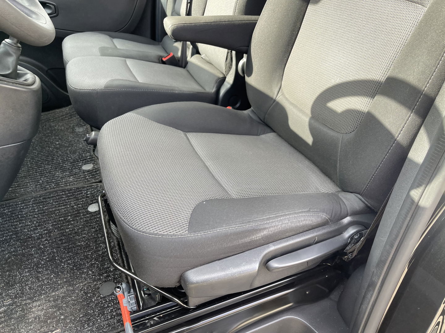 Renault Trafic 2.0 dCi 120pk T29 L2H1 Work Edition / ingerichte laadruimte ! / euro 6 / bpm vrij / vaste prijs rijklaar € 17.950 ex btw / lease vanaf € 302 / camera / trekhaak / airco / cruise