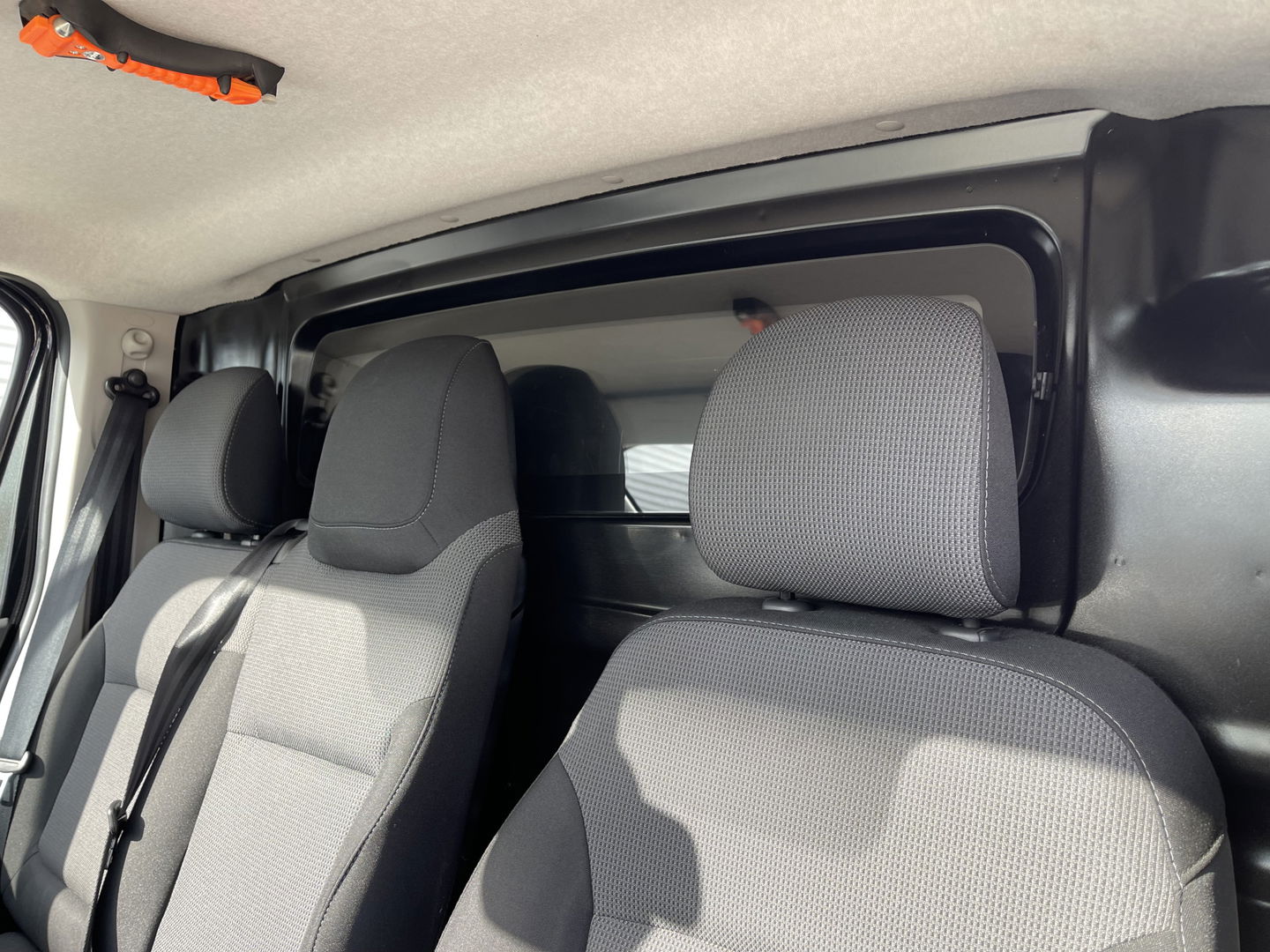 Renault Trafic 2.0 dCi 120pk T29 L2H1 Work Edition / ingerichte laadruimte ! / euro 6 / bpm vrij / vaste prijs rijklaar € 17.950 ex btw / lease vanaf € 302 / camera / trekhaak / airco / cruise