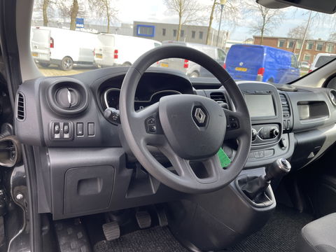 Renault Trafic 2.0 dCi 120pk T29 L2H1 Work Edition / ingerichte laadruimte ! / euro 6 / bpm vrij / vaste prijs rijklaar € 17.950 ex btw / lease vanaf € 302 / camera / trekhaak / airco / cruise