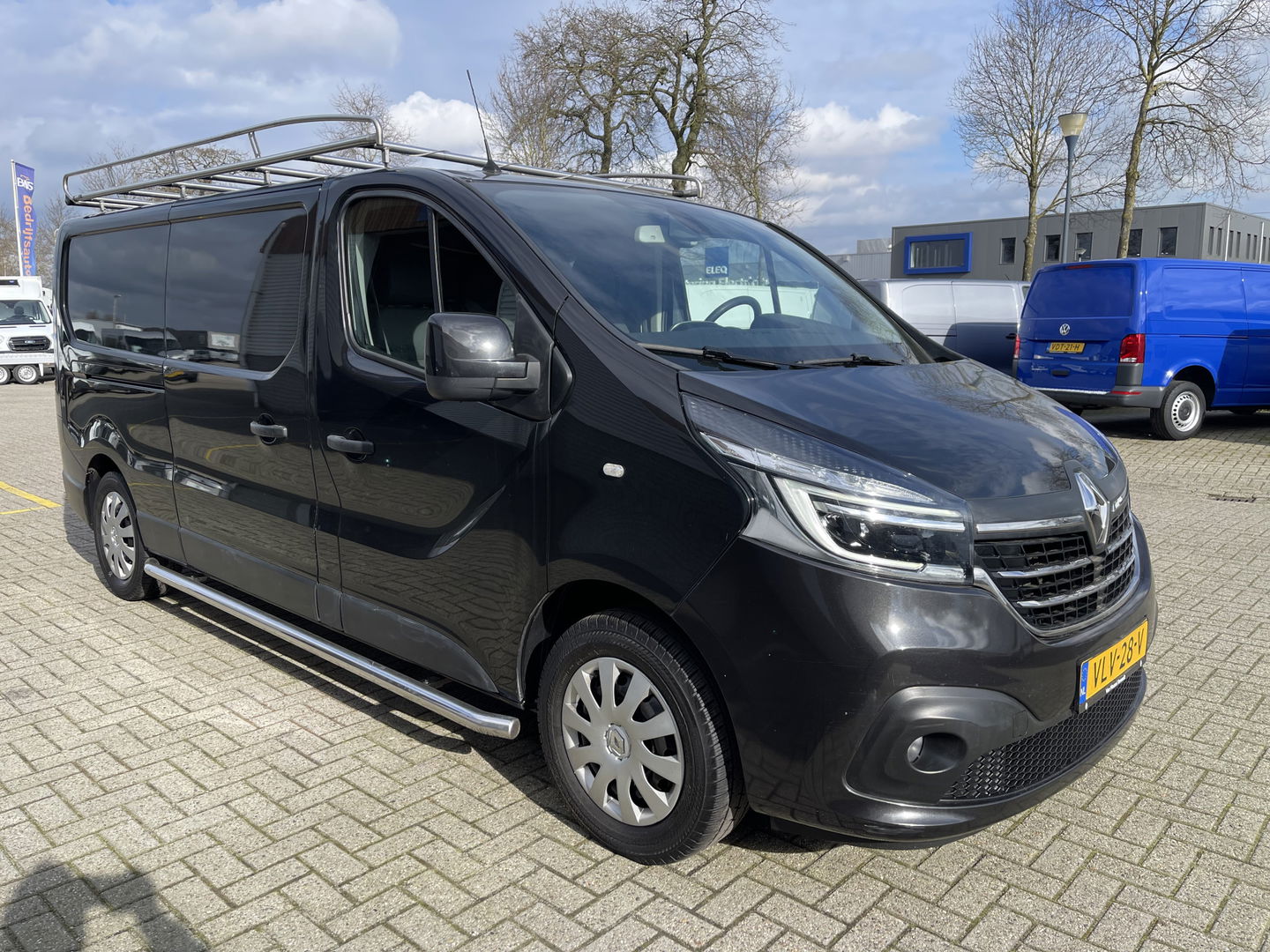 Renault Trafic 2.0 dCi 120pk T29 L2H1 Work Edition / ingerichte laadruimte ! / euro 6 / bpm vrij / vaste prijs rijklaar € 17.950 ex btw / lease vanaf € 302 / camera / trekhaak / airco / cruise