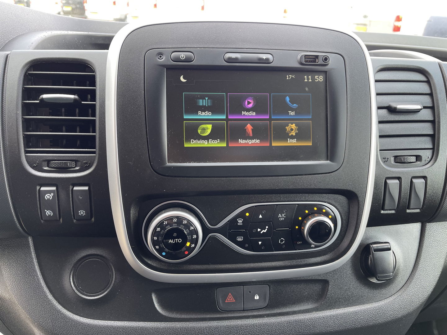 Renault Trafic 2.0 dCi 120pk T29 L2H1 Work Edition / ingerichte laadruimte ! / euro 6 / bpm vrij / vaste prijs rijklaar € 17.950 ex btw / lease vanaf € 302 / camera / trekhaak / airco / cruise