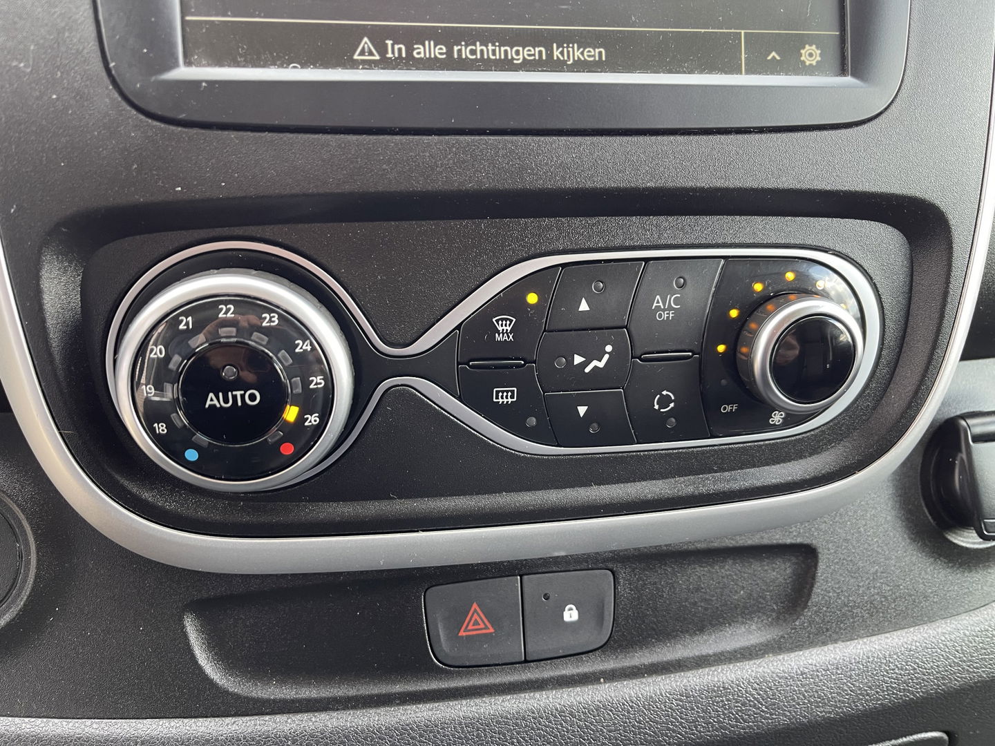 Renault Trafic 2.0 dCi 120pk T29 L2H1 Work Edition / ingerichte laadruimte ! / euro 6 / bpm vrij / vaste prijs rijklaar € 17.950 ex btw / lease vanaf € 302 / camera / trekhaak / airco / cruise