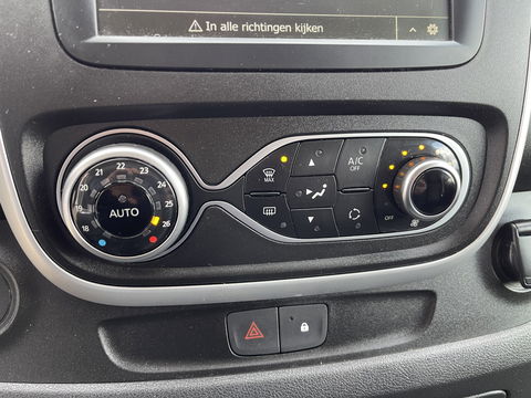 Renault Trafic 2.0 dCi 120pk T29 L2H1 Work Edition / ingerichte laadruimte ! / euro 6 / bpm vrij / vaste prijs rijklaar € 17.950 ex btw / lease vanaf € 302 / camera / trekhaak / airco / cruise