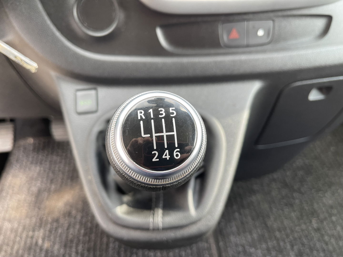 Renault Trafic 2.0 dCi 120pk T29 L2H1 Work Edition / ingerichte laadruimte ! / euro 6 / bpm vrij / vaste prijs rijklaar € 17.950 ex btw / lease vanaf € 302 / camera / trekhaak / airco / cruise