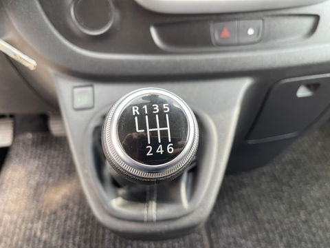 Renault Trafic 2.0 dCi 120pk T29 L2H1 Work Edition / ingerichte laadruimte ! / euro 6 / bpm vrij / vaste prijs rijklaar € 17.950 ex btw / lease vanaf € 302 / camera / trekhaak / airco / cruise