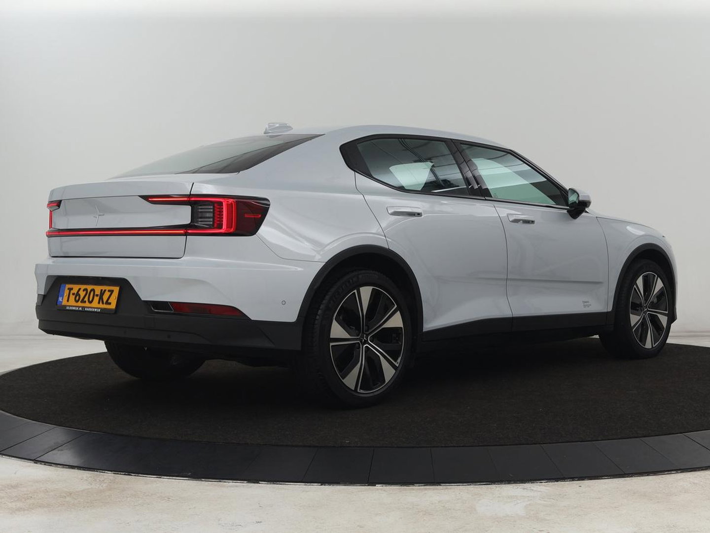Polestar 2 Standard Range Single Motor 69 kWh | SOH 95% | Stoelverwarming | 360 Camera | Adaptive cruise | Carplay | Full LED