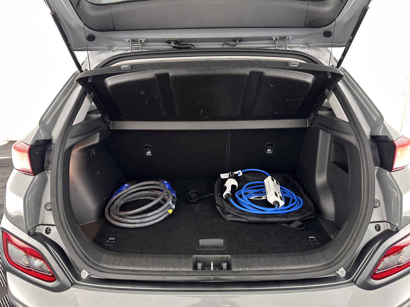 Hyundai KONA EV Comfort 39 kWh [ 3-Fase-11kW] (INCL-BTW) *DIGI-COCKPIT | ADAPTIVE-CRUISE | CARPLAY | DAB | LANE-ASSIST | KEYLESS | COMFORT-SEATS | CCS-FASTLOADER | SHIFTPADDLES | 17"ALU*