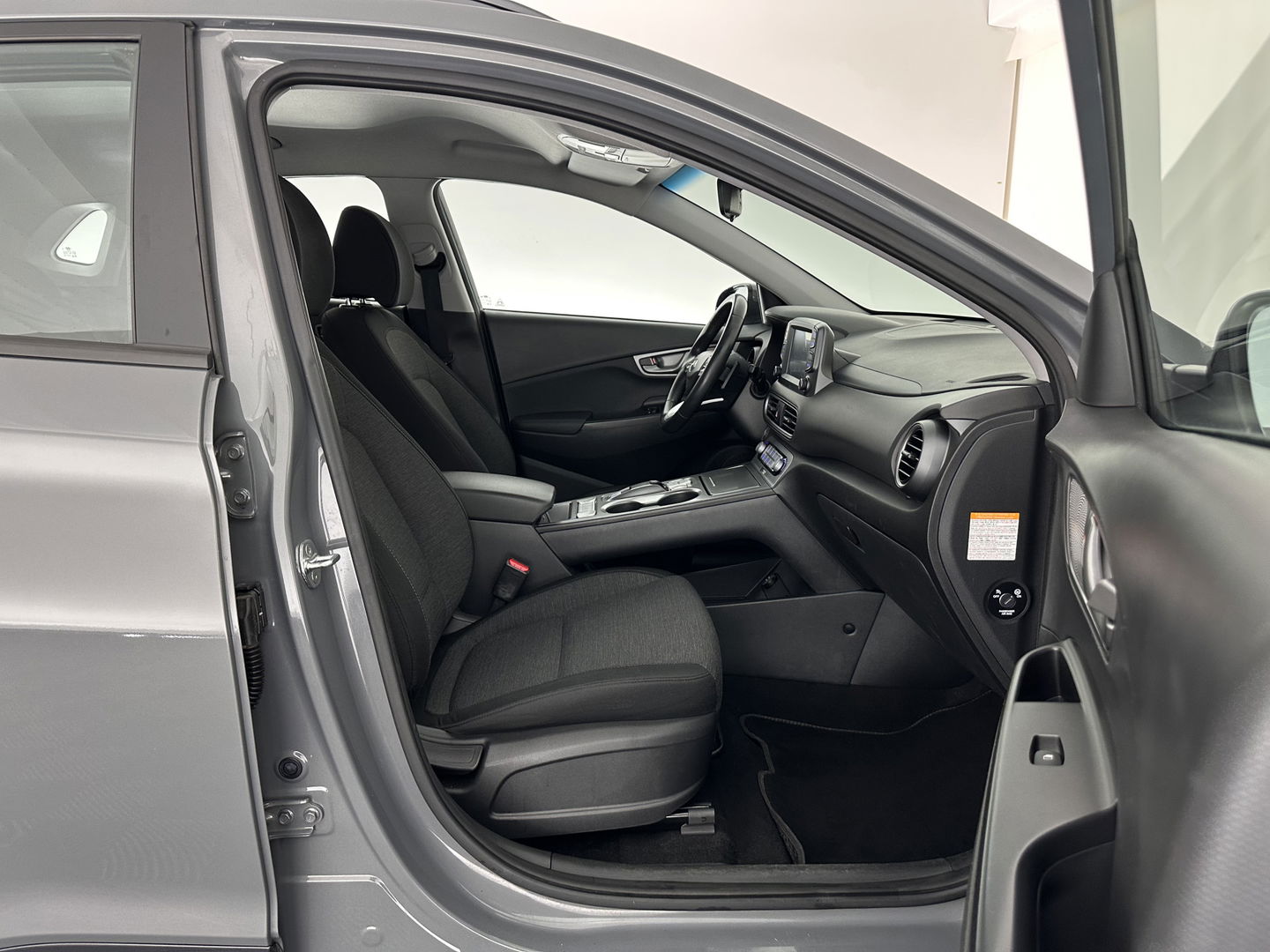 Hyundai KONA EV Comfort 39 kWh [ 3-Fase-11kW] (INCL-BTW) *DIGI-COCKPIT | ADAPTIVE-CRUISE | CARPLAY | DAB | LANE-ASSIST | KEYLESS | COMFORT-SEATS | CCS-FASTLOADER | SHIFTPADDLES | 17"ALU*
