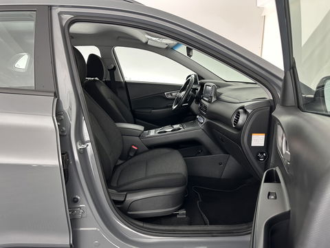 Hyundai KONA EV Comfort 39 kWh [ 3-Fase-11kW] (INCL-BTW) *DIGI-COCKPIT | ADAPTIVE-CRUISE | CARPLAY | DAB | LANE-ASSIST | KEYLESS | COMFORT-SEATS | CCS-FASTLOADER | SHIFTPADDLES | 17"ALU*
