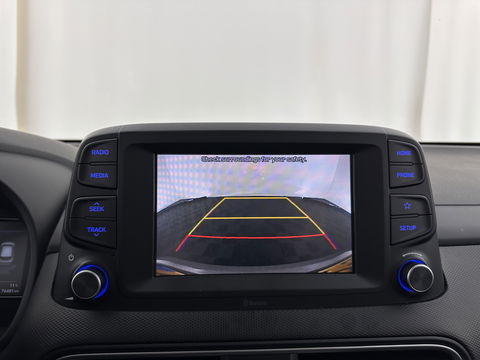 Hyundai KONA EV Comfort 39 kWh [ 3-Fase-11kW] (INCL-BTW) *DIGI-COCKPIT | ADAPTIVE-CRUISE | CARPLAY | DAB | LANE-ASSIST | KEYLESS | COMFORT-SEATS | CCS-FASTLOADER | SHIFTPADDLES | 17"ALU*