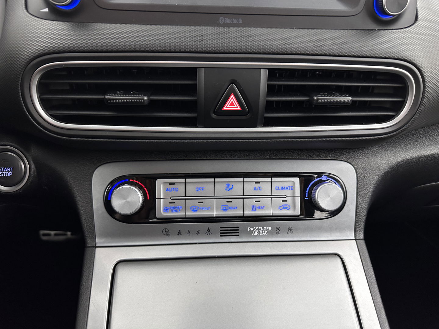 Hyundai KONA EV Comfort 39 kWh [ 3-Fase-11kW] (INCL-BTW) *DIGI-COCKPIT | ADAPTIVE-CRUISE | CARPLAY | DAB | LANE-ASSIST | KEYLESS | COMFORT-SEATS | CCS-FASTLOADER | SHIFTPADDLES | 17"ALU*