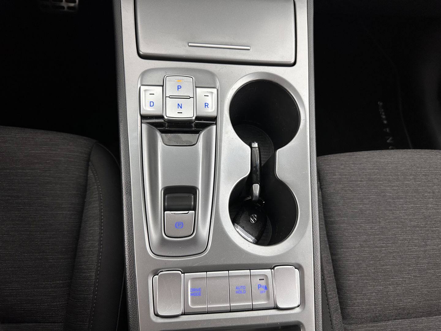 Hyundai KONA EV Comfort 39 kWh [ 3-Fase-11kW] (INCL-BTW) *DIGI-COCKPIT | ADAPTIVE-CRUISE | CARPLAY | DAB | LANE-ASSIST | KEYLESS | COMFORT-SEATS | CCS-FASTLOADER | SHIFTPADDLES | 17"ALU*