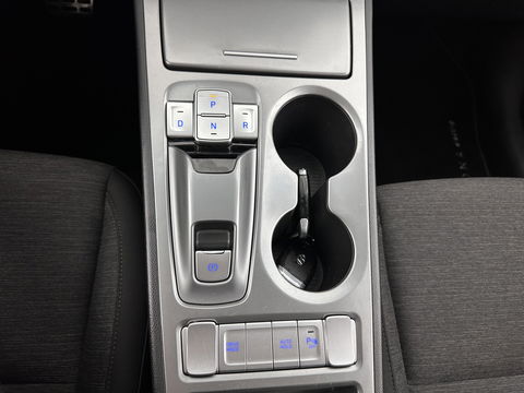 Hyundai KONA EV Comfort 39 kWh [ 3-Fase-11kW] (INCL-BTW) *DIGI-COCKPIT | ADAPTIVE-CRUISE | CARPLAY | DAB | LANE-ASSIST | KEYLESS | COMFORT-SEATS | CCS-FASTLOADER | SHIFTPADDLES | 17"ALU*