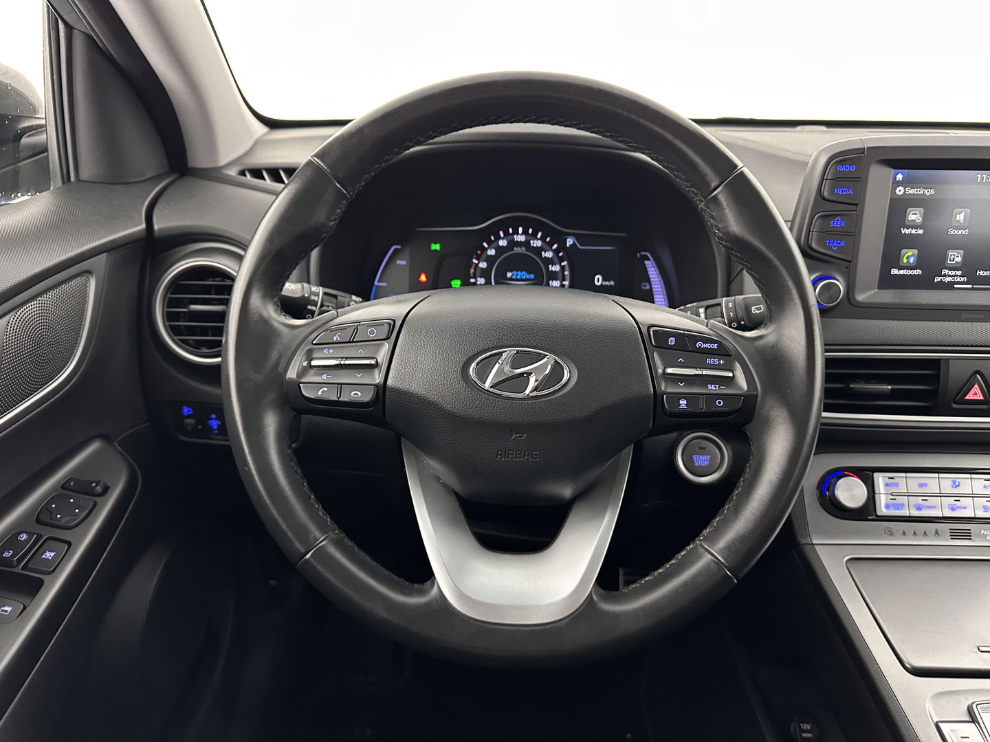Hyundai KONA EV Comfort 39 kWh [ 3-Fase-11kW] (INCL-BTW) *DIGI-COCKPIT | ADAPTIVE-CRUISE | CARPLAY | DAB | LANE-ASSIST | KEYLESS | COMFORT-SEATS | CCS-FASTLOADER | SHIFTPADDLES | 17"ALU*