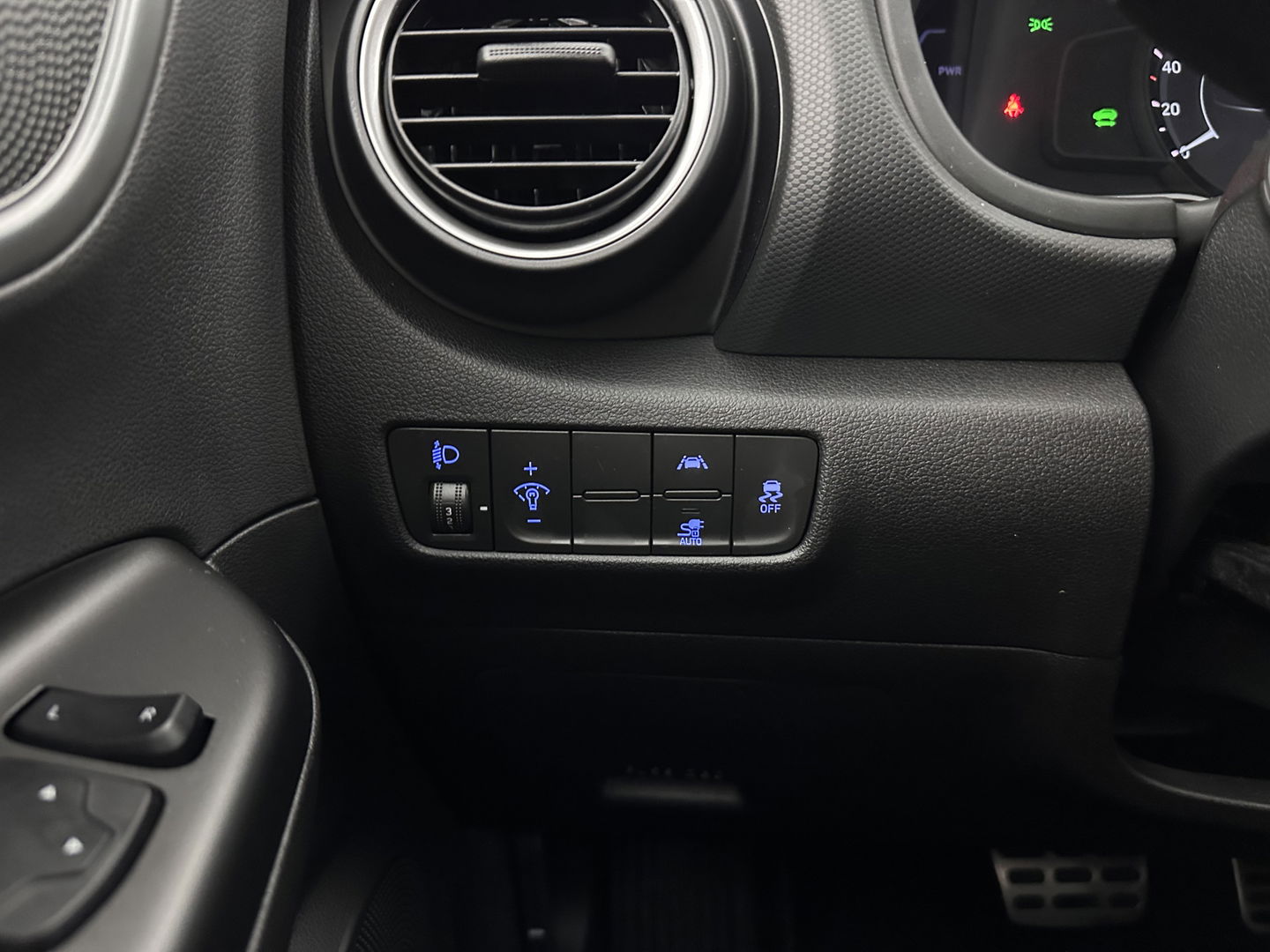 Hyundai KONA EV Comfort 39 kWh [ 3-Fase-11kW] (INCL-BTW) *DIGI-COCKPIT | ADAPTIVE-CRUISE | CARPLAY | DAB | LANE-ASSIST | KEYLESS | COMFORT-SEATS | CCS-FASTLOADER | SHIFTPADDLES | 17"ALU*