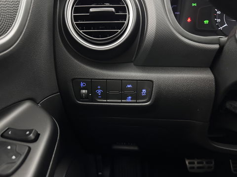 Hyundai KONA EV Comfort 39 kWh [ 3-Fase-11kW] (INCL-BTW) *DIGI-COCKPIT | ADAPTIVE-CRUISE | CARPLAY | DAB | LANE-ASSIST | KEYLESS | COMFORT-SEATS | CCS-FASTLOADER | SHIFTPADDLES | 17"ALU*