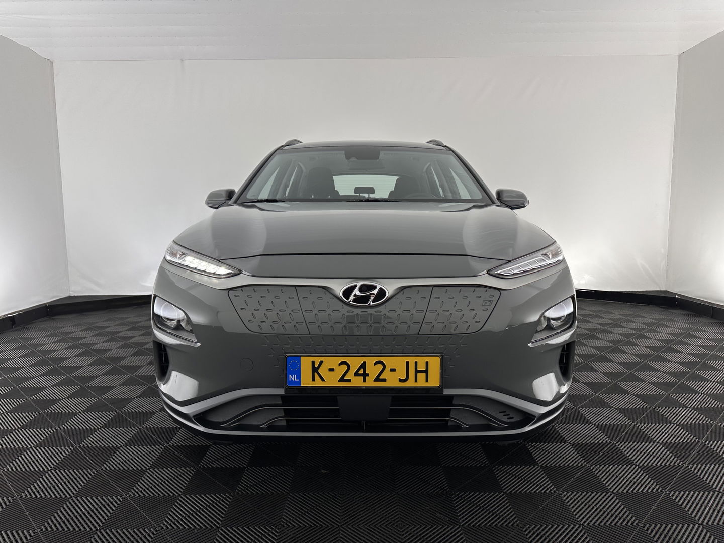 Hyundai KONA EV Comfort 39 kWh [ 3-Fase-11kW] (INCL-BTW) *DIGI-COCKPIT | ADAPTIVE-CRUISE | CARPLAY | DAB | LANE-ASSIST | KEYLESS | COMFORT-SEATS | CCS-FASTLOADER | SHIFTPADDLES | 17"ALU*
