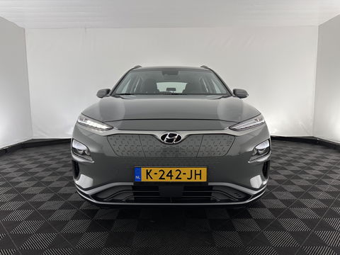 Hyundai KONA EV Comfort 39 kWh [ 3-Fase-11kW] (INCL-BTW) *DIGI-COCKPIT | ADAPTIVE-CRUISE | CARPLAY | DAB | LANE-ASSIST | KEYLESS | COMFORT-SEATS | CCS-FASTLOADER | SHIFTPADDLES | 17"ALU*