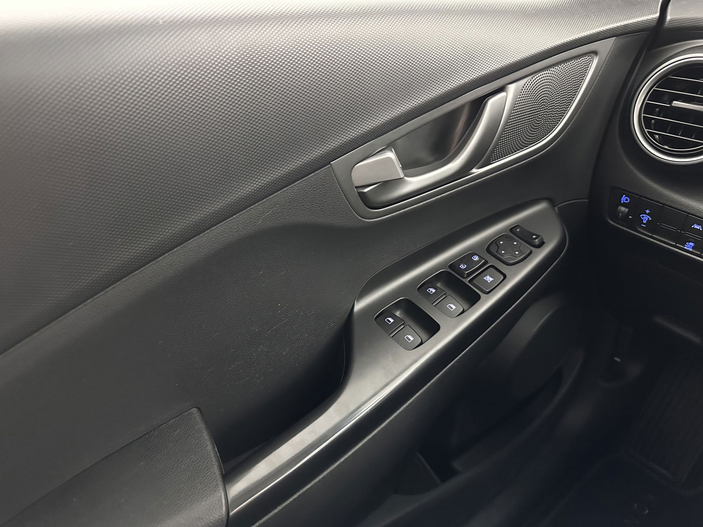 Hyundai KONA EV Comfort 39 kWh [ 3-Fase-11kW] (INCL-BTW) *DIGI-COCKPIT | ADAPTIVE-CRUISE | CARPLAY | DAB | LANE-ASSIST | KEYLESS | COMFORT-SEATS | CCS-FASTLOADER | SHIFTPADDLES | 17"ALU*