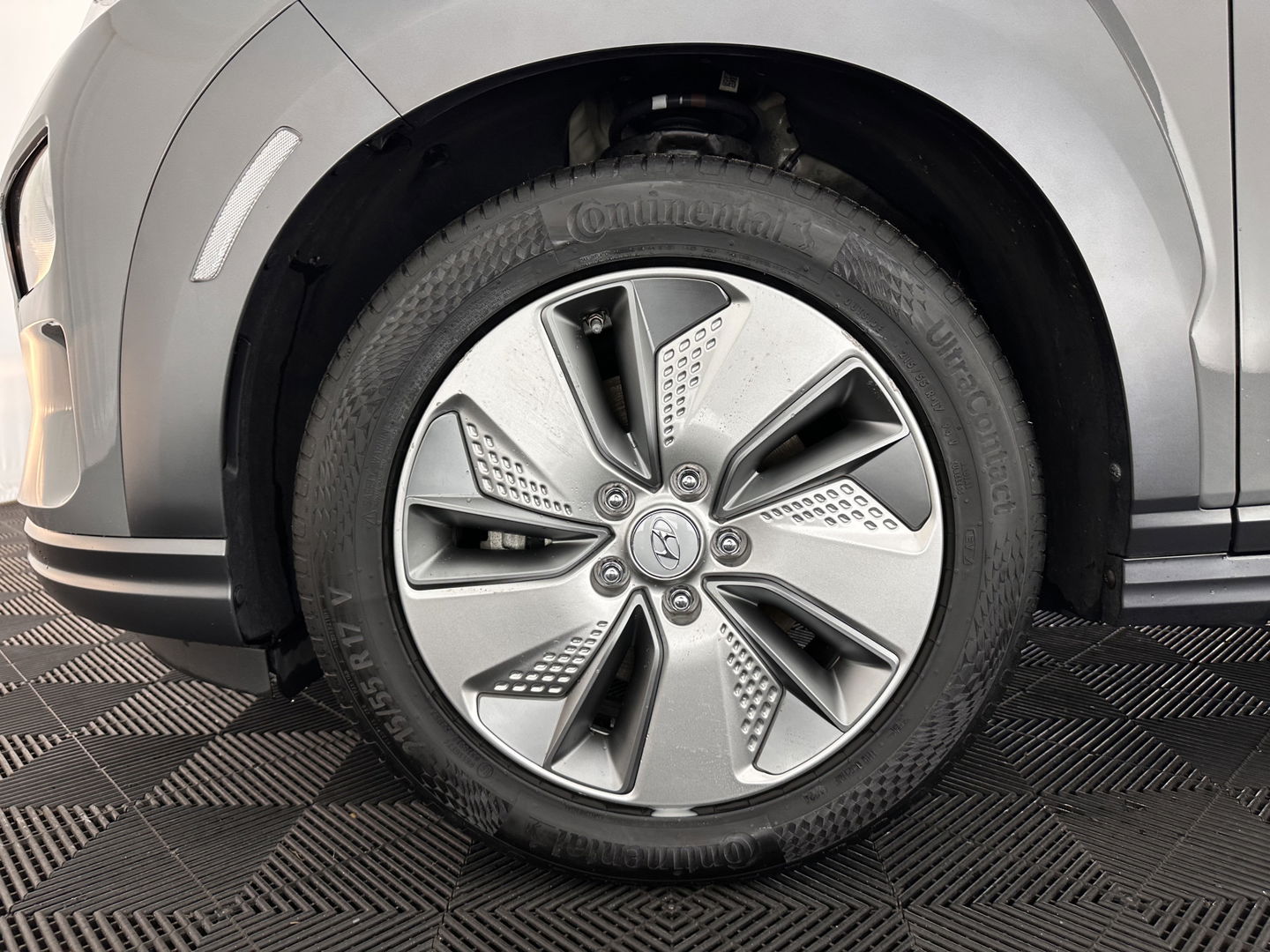 Hyundai KONA EV Comfort 39 kWh [ 3-Fase-11kW] (INCL-BTW) *DIGI-COCKPIT | ADAPTIVE-CRUISE | CARPLAY | DAB | LANE-ASSIST | KEYLESS | COMFORT-SEATS | CCS-FASTLOADER | SHIFTPADDLES | 17"ALU*