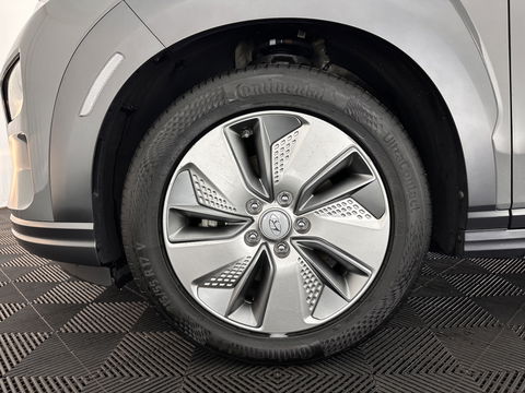 Hyundai KONA EV Comfort 39 kWh [ 3-Fase-11kW] (INCL-BTW) *DIGI-COCKPIT | ADAPTIVE-CRUISE | CARPLAY | DAB | LANE-ASSIST | KEYLESS | COMFORT-SEATS | CCS-FASTLOADER | SHIFTPADDLES | 17"ALU*