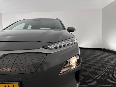 Hyundai KONA EV Comfort 39 kWh [ 3-Fase-11kW] (INCL-BTW) *DIGI-COCKPIT | ADAPTIVE-CRUISE | CARPLAY | DAB | LANE-ASSIST | KEYLESS | COMFORT-SEATS | CCS-FASTLOADER | SHIFTPADDLES | 17"ALU*