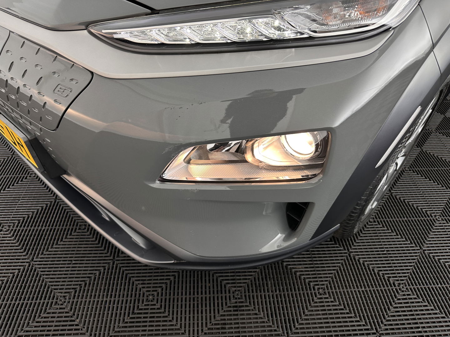 Hyundai KONA EV Comfort 39 kWh [ 3-Fase-11kW] (INCL-BTW) *DIGI-COCKPIT | ADAPTIVE-CRUISE | CARPLAY | DAB | LANE-ASSIST | KEYLESS | COMFORT-SEATS | CCS-FASTLOADER | SHIFTPADDLES | 17"ALU*