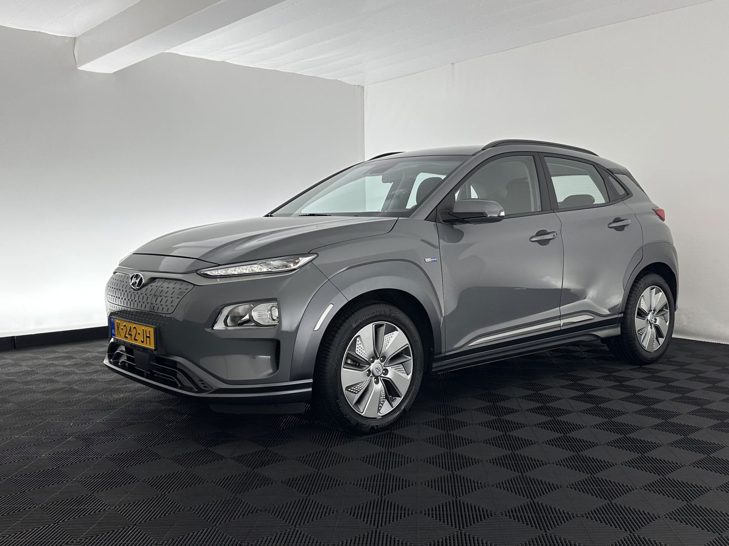 Hyundai KONA EV Comfort 39 kWh [ 3-Fase-11kW] (INCL-BTW) *DIGI-COCKPIT | ADAPTIVE-CRUISE | CARPLAY | DAB | LANE-ASSIST | KEYLESS | COMFORT-SEATS | CCS-FASTLOADER | SHIFTPADDLES | 17"ALU*
