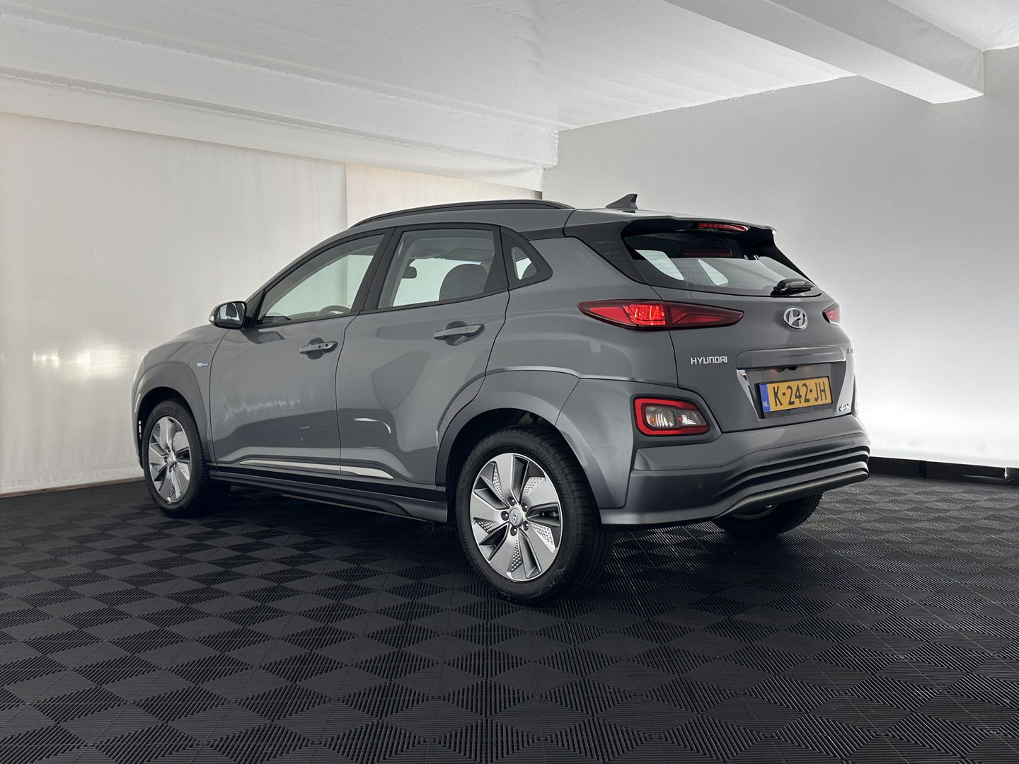 Hyundai KONA EV Comfort 39 kWh [ 3-Fase-11kW] (INCL-BTW) *DIGI-COCKPIT | ADAPTIVE-CRUISE | CARPLAY | DAB | LANE-ASSIST | KEYLESS | COMFORT-SEATS | CCS-FASTLOADER | SHIFTPADDLES | 17"ALU*