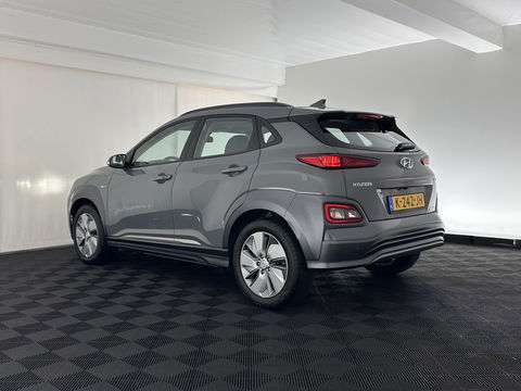 Hyundai KONA EV Comfort 39 kWh [ 3-Fase-11kW] (INCL-BTW) *DIGI-COCKPIT | ADAPTIVE-CRUISE | CARPLAY | DAB | LANE-ASSIST | KEYLESS | COMFORT-SEATS | CCS-FASTLOADER | SHIFTPADDLES | 17"ALU*