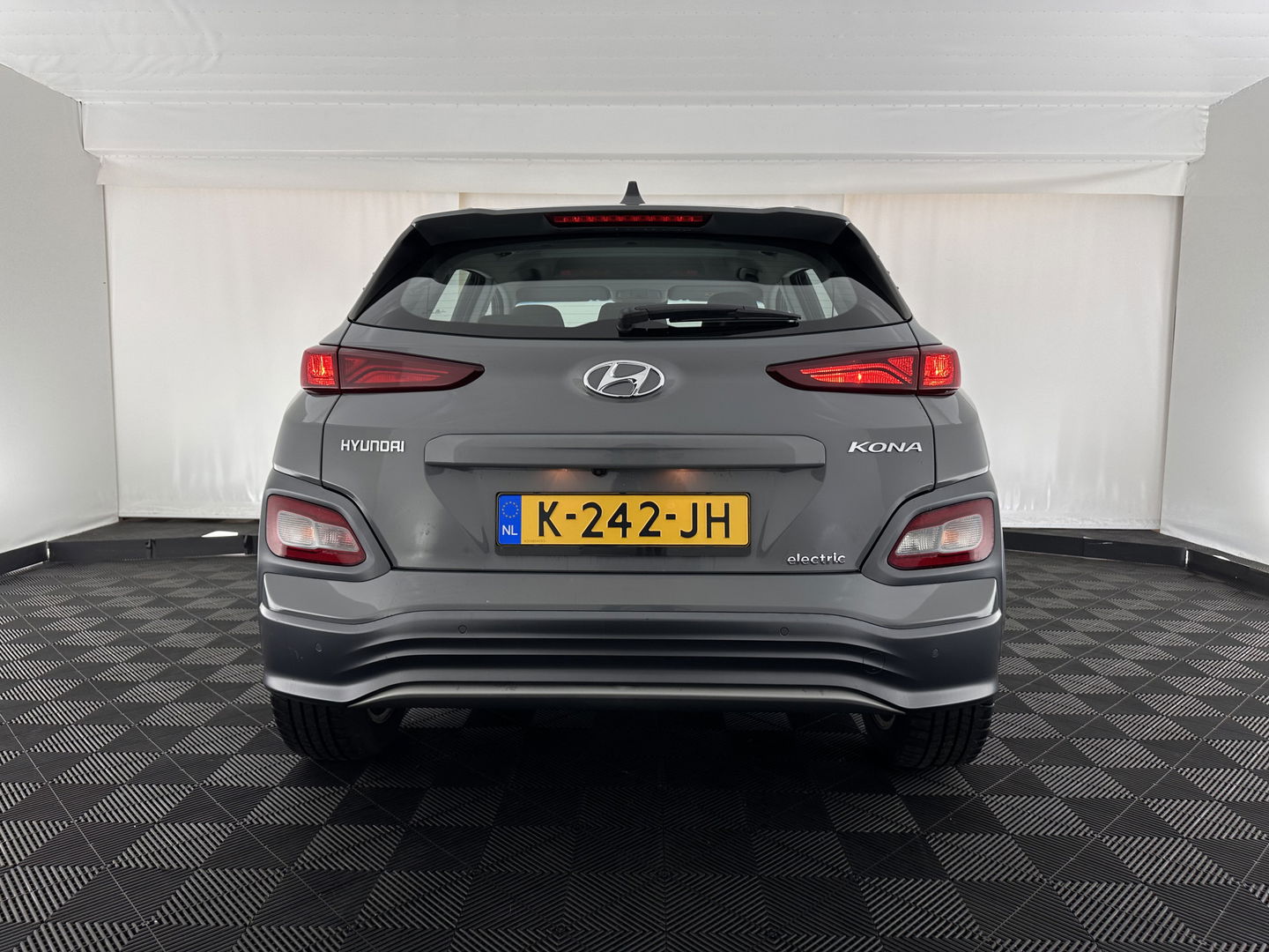 Hyundai KONA EV Comfort 39 kWh [ 3-Fase-11kW] (INCL-BTW) *DIGI-COCKPIT | ADAPTIVE-CRUISE | CARPLAY | DAB | LANE-ASSIST | KEYLESS | COMFORT-SEATS | CCS-FASTLOADER | SHIFTPADDLES | 17"ALU*