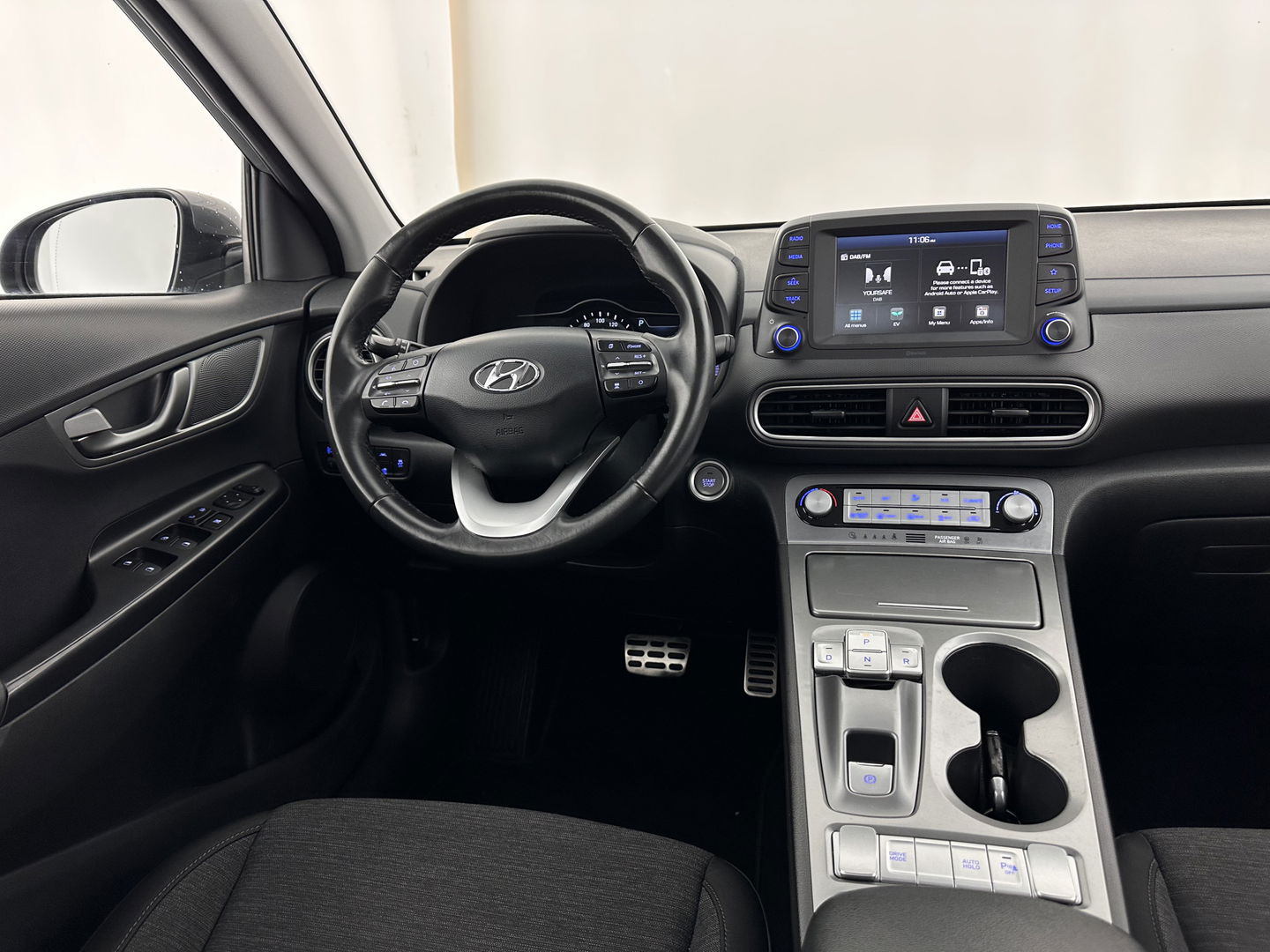 Hyundai KONA EV Comfort 39 kWh [ 3-Fase-11kW] (INCL-BTW) *DIGI-COCKPIT | ADAPTIVE-CRUISE | CARPLAY | DAB | LANE-ASSIST | KEYLESS | COMFORT-SEATS | CCS-FASTLOADER | SHIFTPADDLES | 17"ALU*