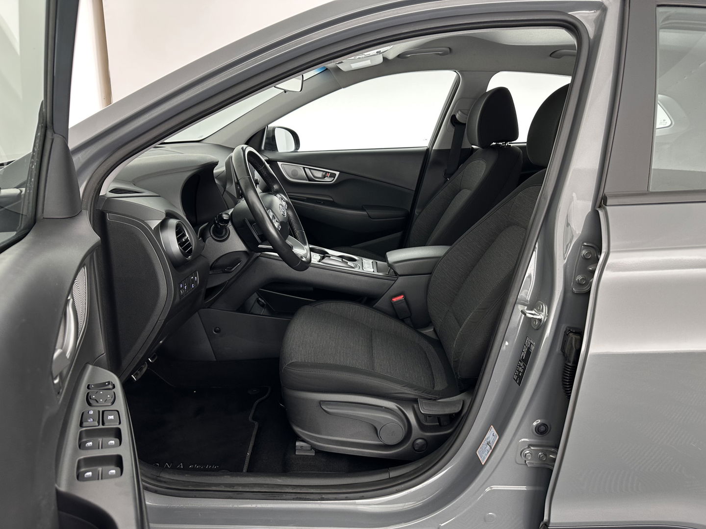 Hyundai KONA EV Comfort 39 kWh [ 3-Fase-11kW] (INCL-BTW) *DIGI-COCKPIT | ADAPTIVE-CRUISE | CARPLAY | DAB | LANE-ASSIST | KEYLESS | COMFORT-SEATS | CCS-FASTLOADER | SHIFTPADDLES | 17"ALU*