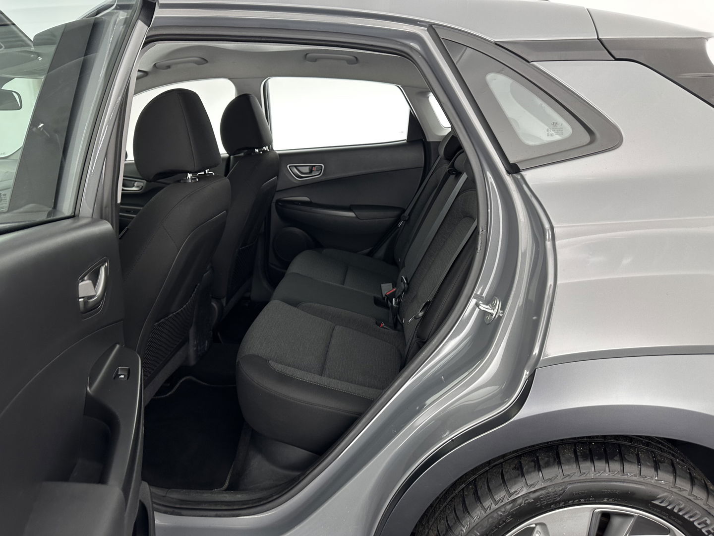 Hyundai KONA EV Comfort 39 kWh [ 3-Fase-11kW] (INCL-BTW) *DIGI-COCKPIT | ADAPTIVE-CRUISE | CARPLAY | DAB | LANE-ASSIST | KEYLESS | COMFORT-SEATS | CCS-FASTLOADER | SHIFTPADDLES | 17"ALU*