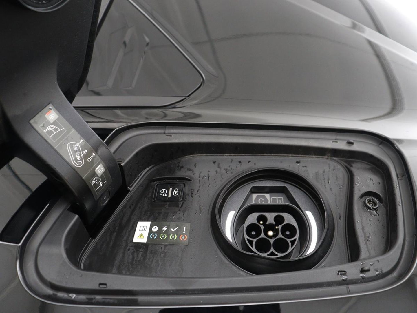 Opel Astra 1.6 Hybrid Business Edition | SOH 92% | Stoelverwarming | Adaptive cruise | Camera | Stuurverwarming | Carplay | Navigatie | Full LED | 17'' | Climate control | PHEV | Plug In