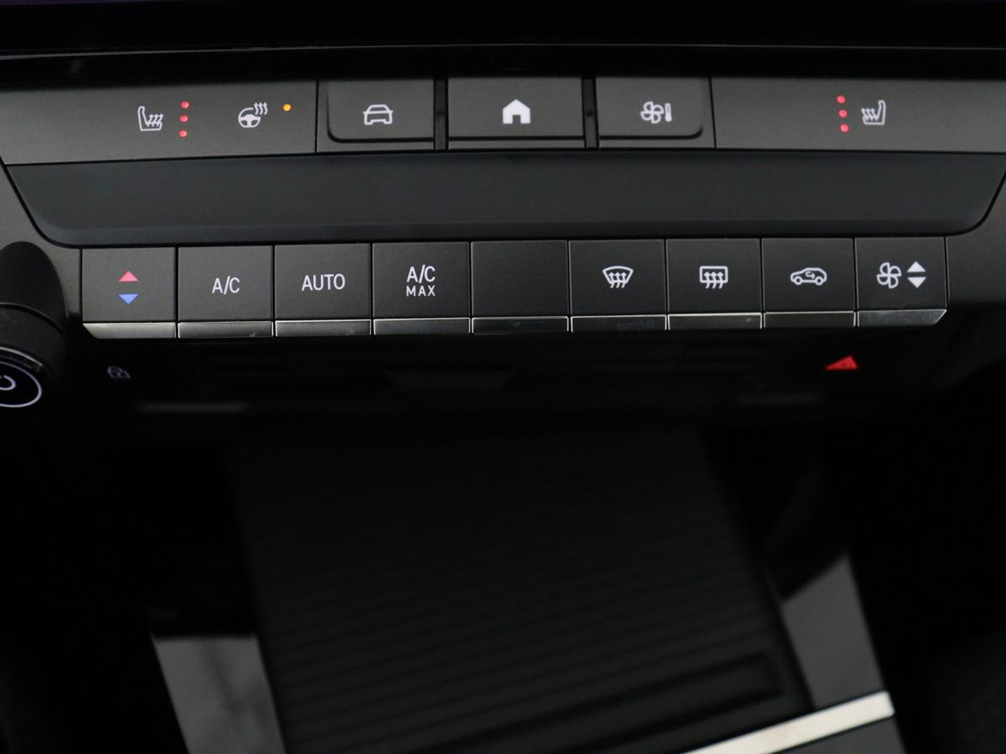 Opel Astra 1.6 Hybrid Business Edition | SOH 92% | Stoelverwarming | Adaptive cruise | Camera | Stuurverwarming | Carplay | Navigatie | Full LED | 17'' | Climate control | PHEV | Plug In