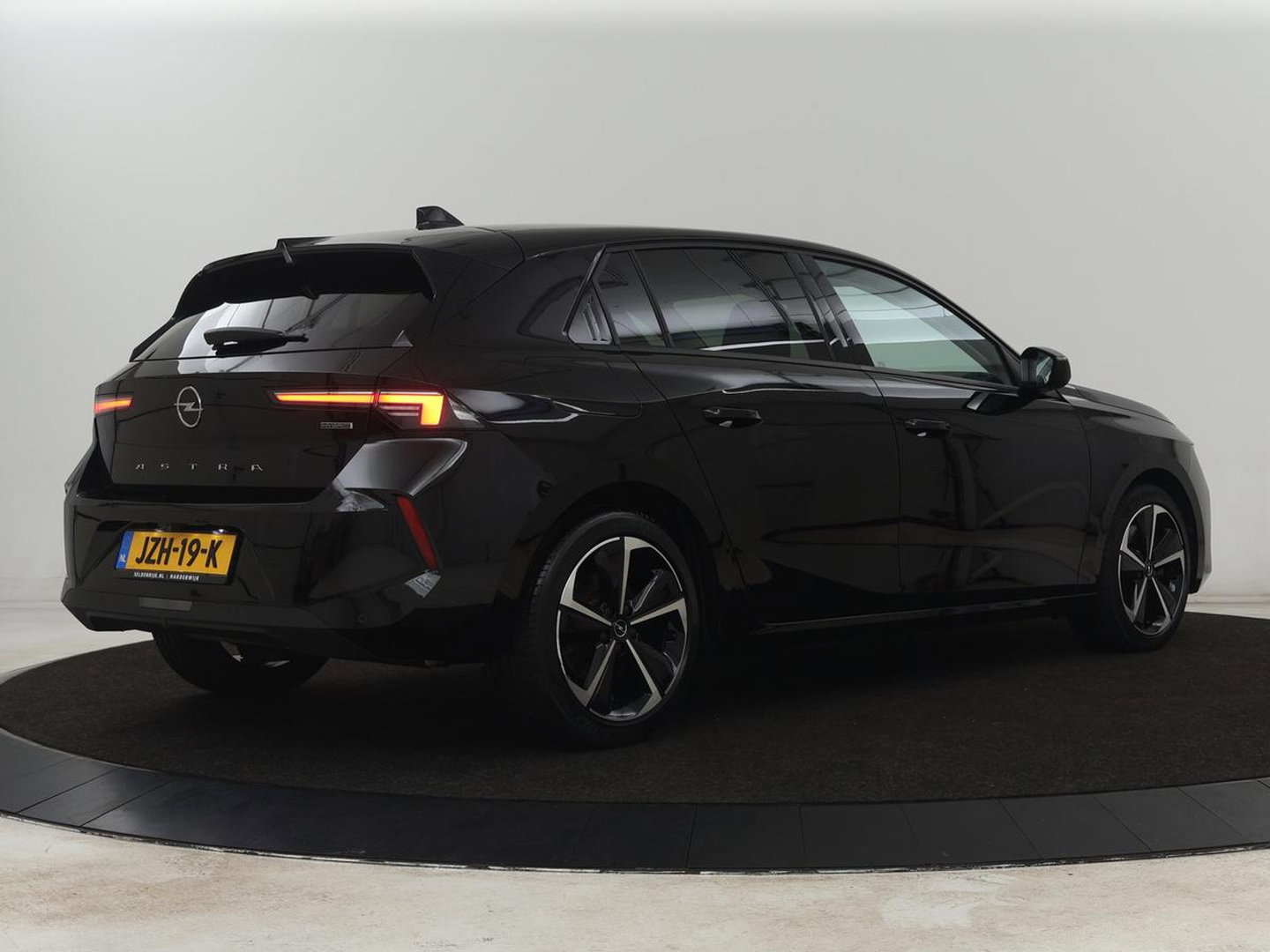 Opel Astra 1.6 Hybrid Business Edition | SOH 92% | Stoelverwarming | Adaptive cruise | Camera | Stuurverwarming | Carplay | Navigatie | Full LED | 17'' | Climate control | PHEV | Plug In