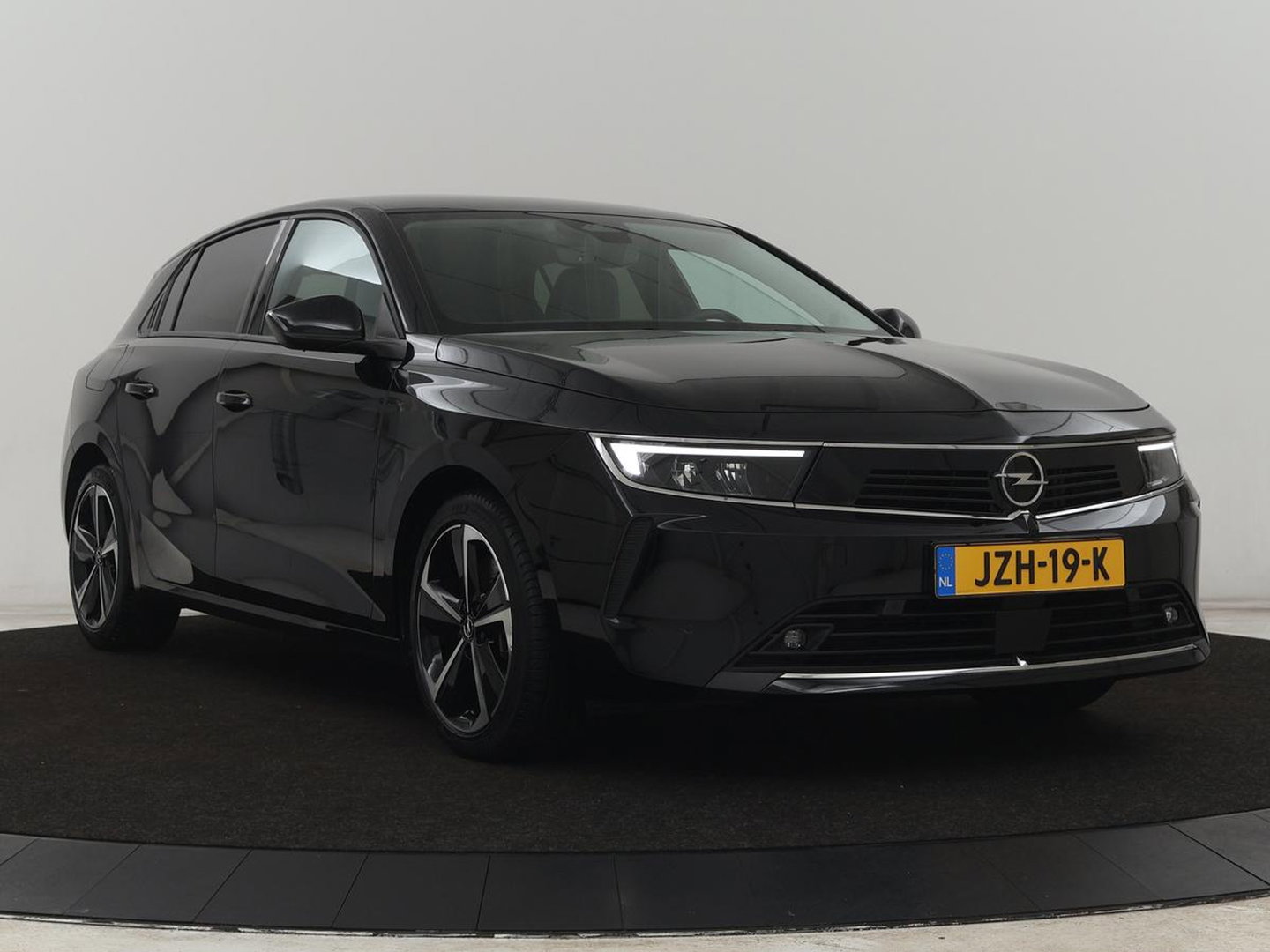 Opel Astra 1.6 Hybrid Business Edition | SOH 92% | Stoelverwarming | Adaptive cruise | Camera | Stuurverwarming | Carplay | Navigatie | Full LED | 17'' | Climate control | PHEV | Plug In