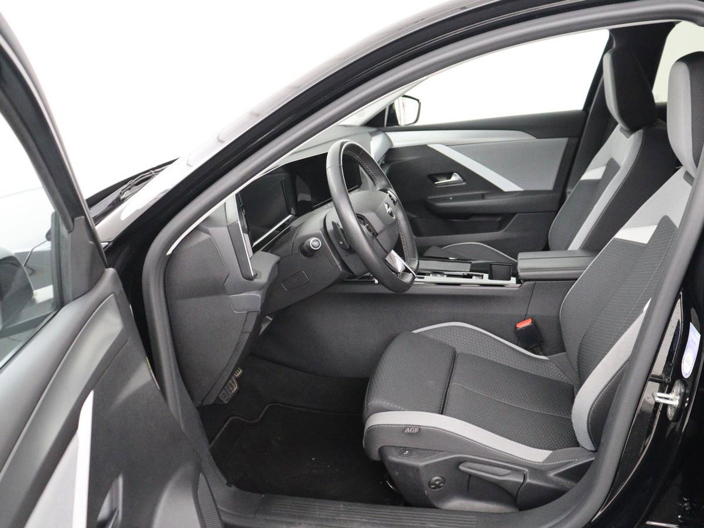 Opel Astra 1.6 Hybrid Business Edition | SOH 92% | Stoelverwarming | Adaptive cruise | Camera | Stuurverwarming | Carplay | Navigatie | Full LED | 17'' | Climate control | PHEV | Plug In