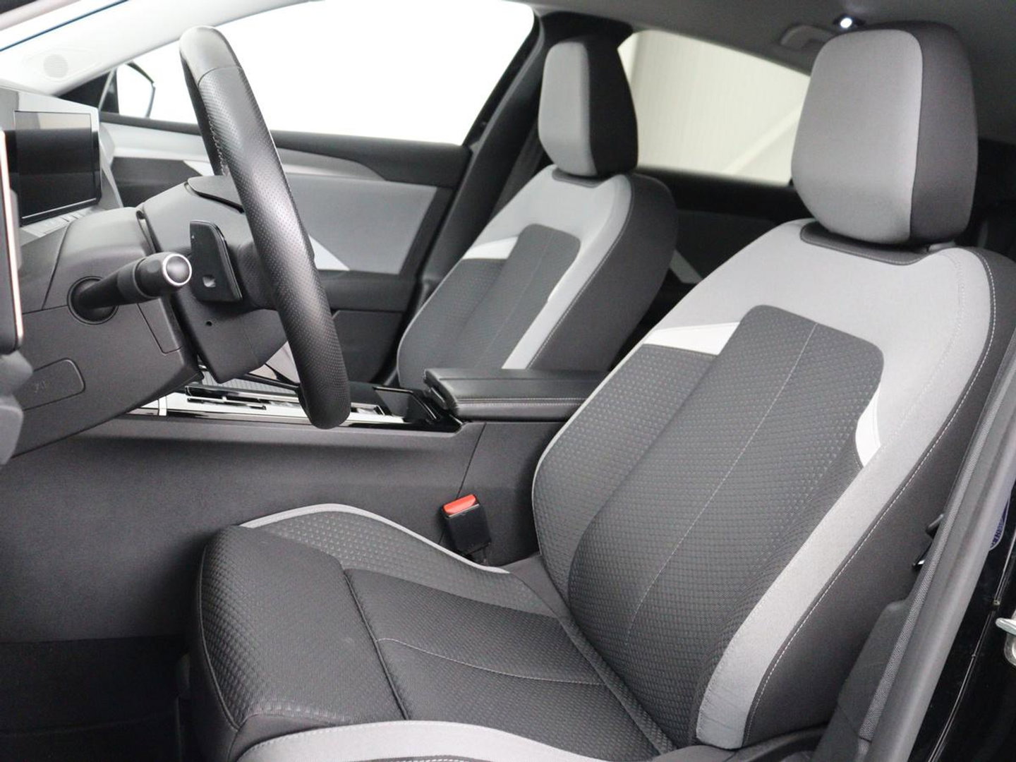 Opel Astra 1.6 Hybrid Business Edition | SOH 92% | Stoelverwarming | Adaptive cruise | Camera | Stuurverwarming | Carplay | Navigatie | Full LED | 17'' | Climate control | PHEV | Plug In