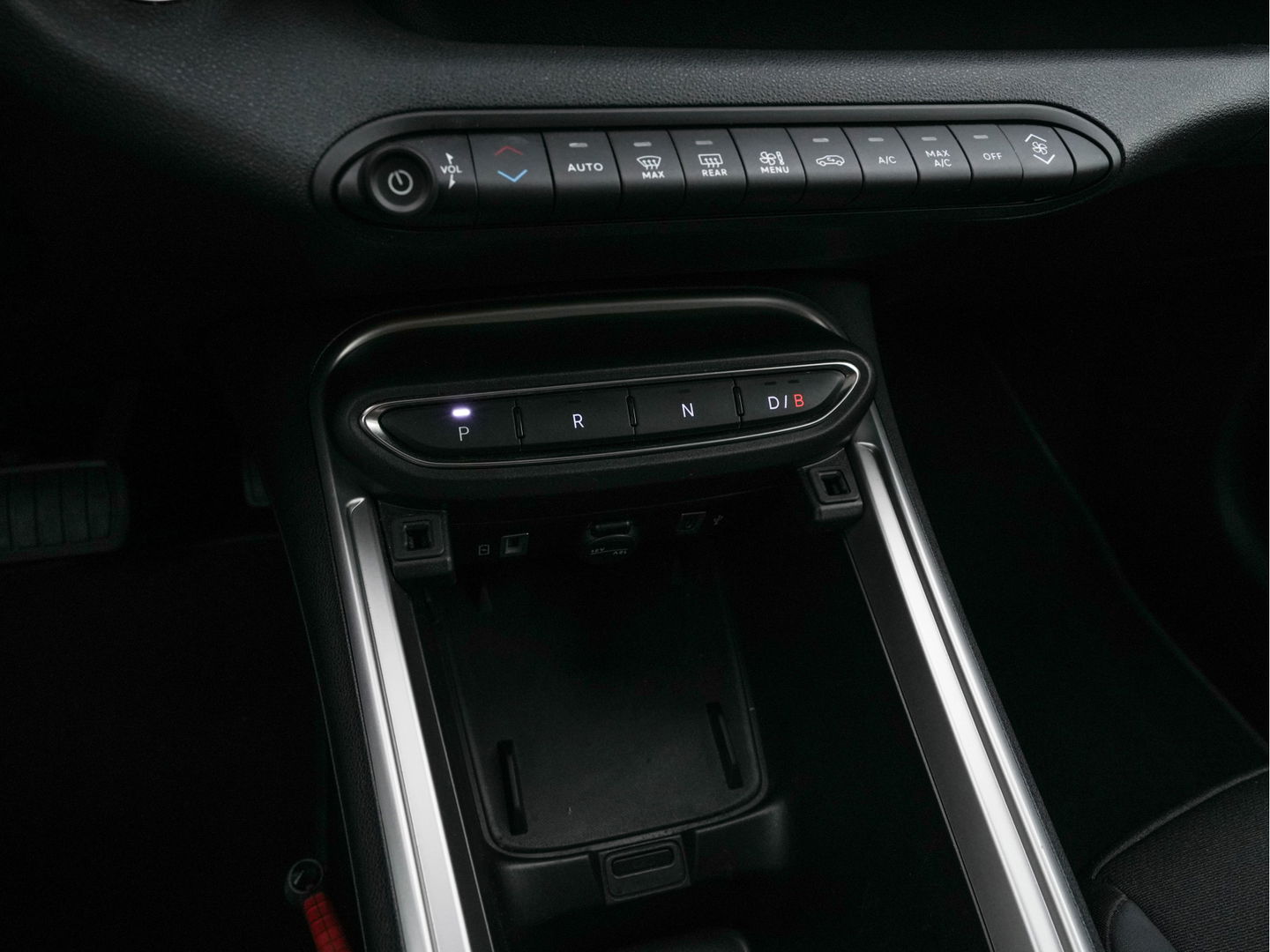 Jeep Avenger Summit 54 kWh [ 3-Fase ] {SOH-95%} (INCL-BTW) *HEATPUMP | LEATHER-MICROFIBRE | FULL-LED | ADAPTIVE-CRUISE | BLIND-SPOT | CAMERA | DIGI-COCKPIT | NAVI-FULLMAP | HEATED-COMFORTSEATS | ECC | AMBIENT-LIGHT | PDC | CARPLAY | CRUISE