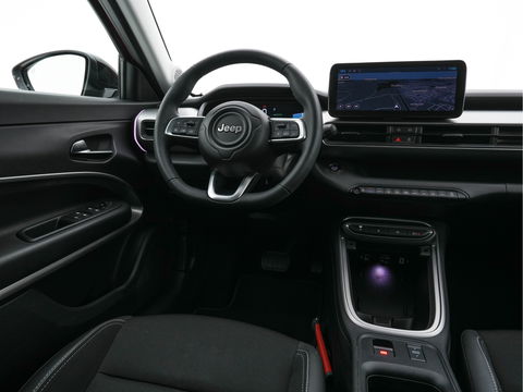 Jeep Avenger Summit 54 kWh [ 3-Fase ] {SOH-95%} (INCL-BTW) *HEATPUMP | LEATHER-MICROFIBRE | FULL-LED | ADAPTIVE-CRUISE | BLIND-SPOT | CAMERA | DIGI-COCKPIT | NAVI-FULLMAP | HEATED-COMFORTSEATS | ECC | AMBIENT-LIGHT | PDC | CARPLAY | CRUISE