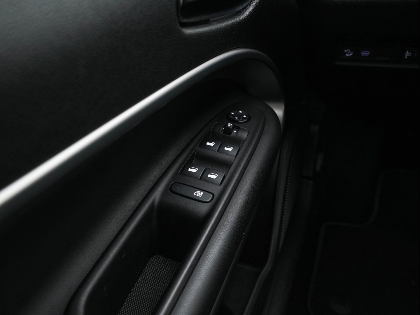 Jeep Avenger Summit 54 kWh [ 3-Fase ] {SOH-95%} (INCL-BTW) *HEATPUMP | LEATHER-MICROFIBRE | FULL-LED | ADAPTIVE-CRUISE | BLIND-SPOT | CAMERA | DIGI-COCKPIT | NAVI-FULLMAP | HEATED-COMFORTSEATS | ECC | AMBIENT-LIGHT | PDC | CARPLAY | CRUISE