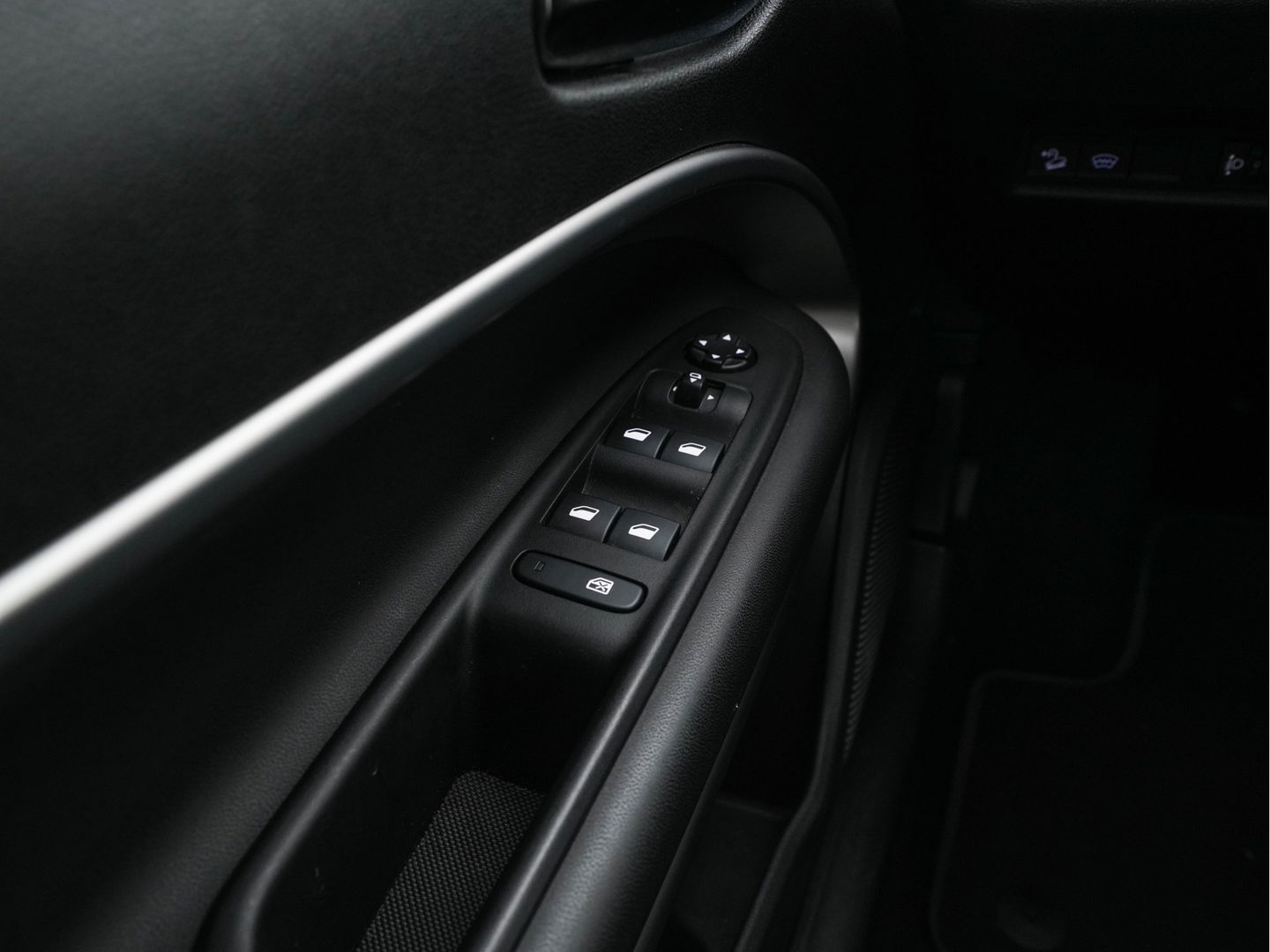 Jeep Avenger Summit 54 kWh [ 3-Fase ] {SOH-95%} (INCL-BTW) *HEATPUMP | LEATHER-MICROFIBRE | FULL-LED | ADAPTIVE-CRUISE | BLIND-SPOT | CAMERA | DIGI-COCKPIT | NAVI-FULLMAP | HEATED-COMFORTSEATS | ECC | AMBIENT-LIGHT | PDC | CARPLAY | CRUISE