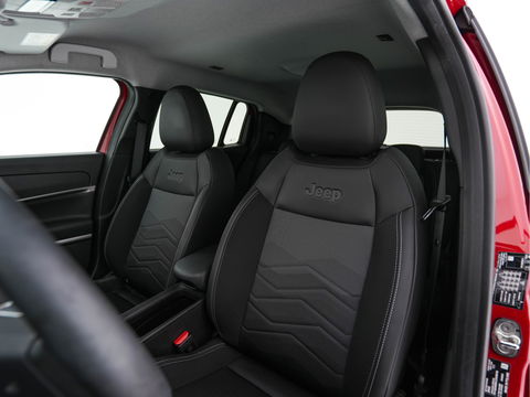 Jeep Avenger Summit 54 kWh [ 3-Fase ] {SOH-95%} (INCL-BTW) *HEATPUMP | LEATHER-MICROFIBRE | FULL-LED | ADAPTIVE-CRUISE | BLIND-SPOT | CAMERA | DIGI-COCKPIT | NAVI-FULLMAP | HEATED-COMFORTSEATS | ECC | AMBIENT-LIGHT | PDC | CARPLAY | CRUISE