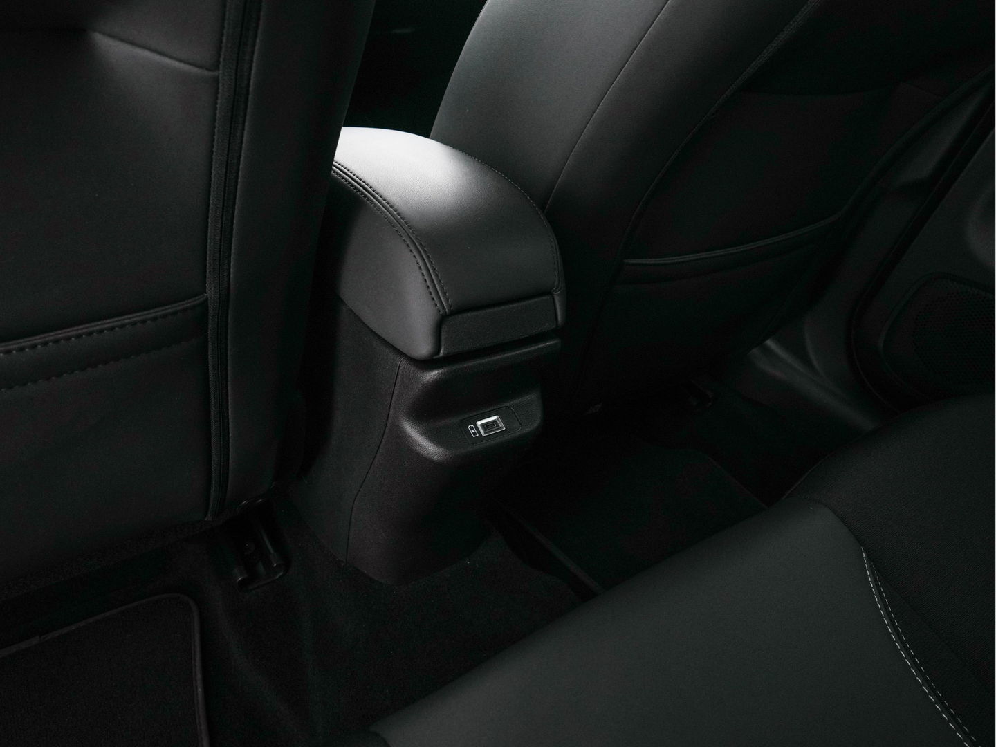 Jeep Avenger Summit 54 kWh [ 3-Fase ] {SOH-95%} (INCL-BTW) *HEATPUMP | LEATHER-MICROFIBRE | FULL-LED | ADAPTIVE-CRUISE | BLIND-SPOT | CAMERA | DIGI-COCKPIT | NAVI-FULLMAP | HEATED-COMFORTSEATS | ECC | AMBIENT-LIGHT | PDC | CARPLAY | CRUISE